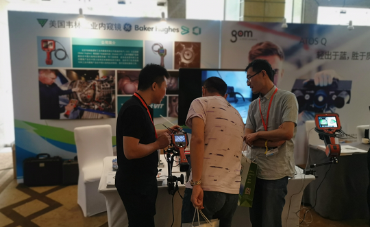 北京韦林意威特工业内窥镜有限公司的技术人员，正在为与会者介绍韦林工业内窥镜在汽车检测方面的应用