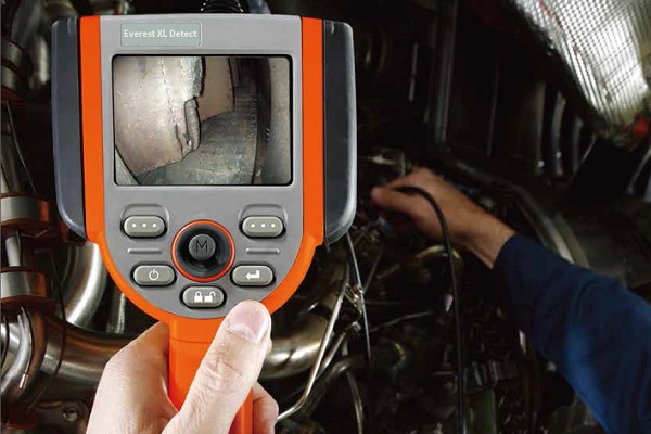 操作工业内窥镜实施检测