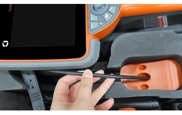 探头软管以顺直状态插入机箱的内置存储盘