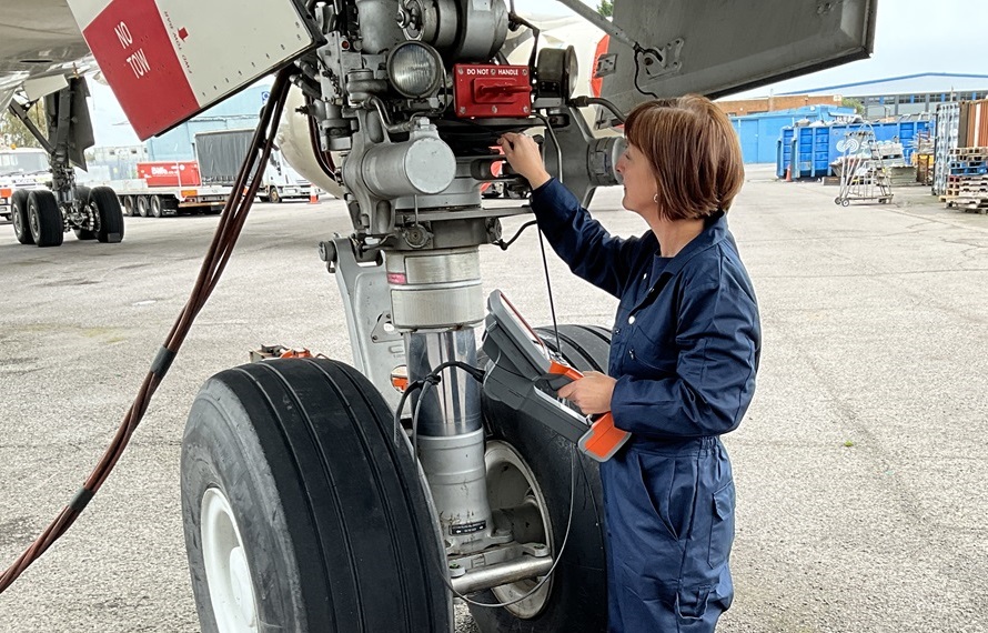 一体化手持式工业内窥镜检查飞机起落架快捷而高效
